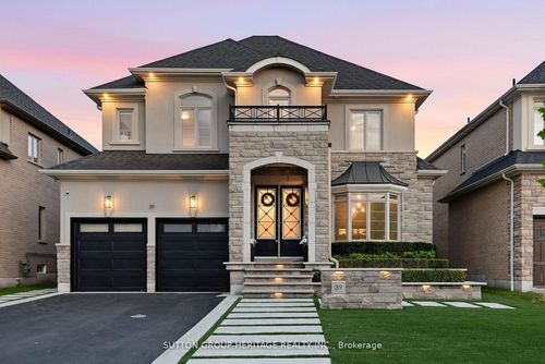 39 Glengowan St, Whitby, ON, L1R0K9 | Card Image
