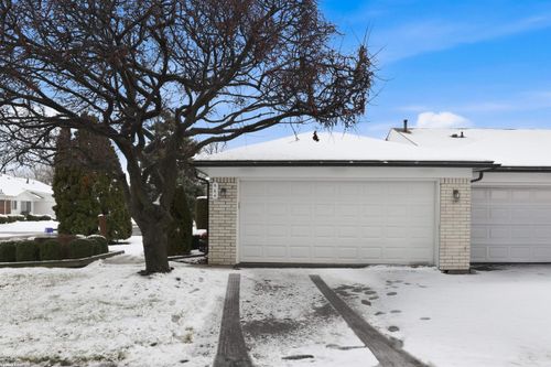 664 Country Club Dr, Saint Clair Shores, MI, 48082-2950 | Card Image