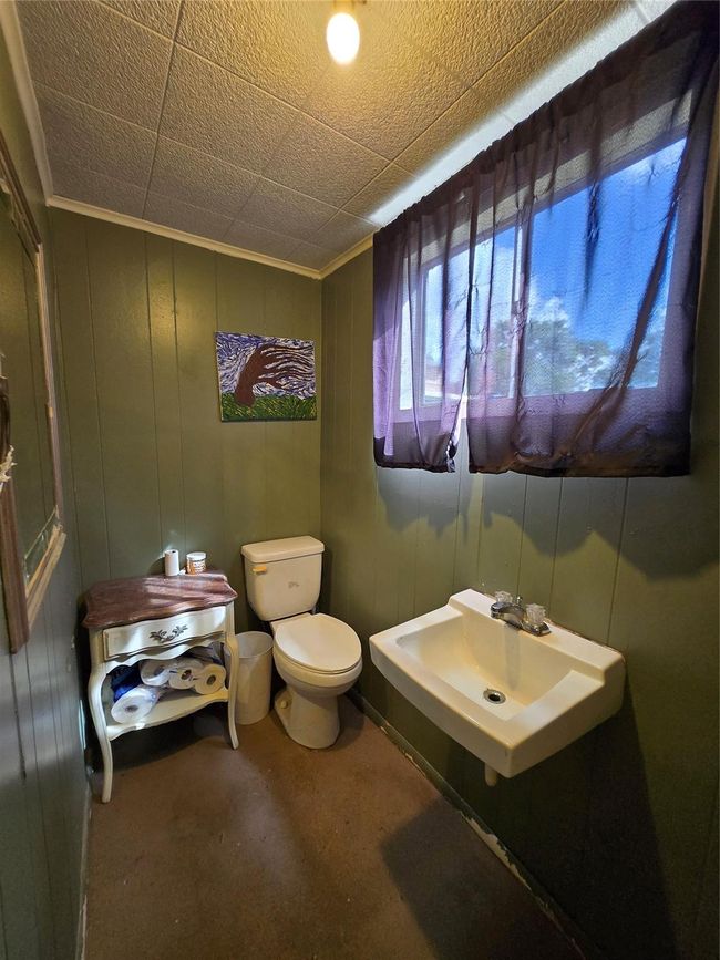 610 E Division St, House other with 3 bedrooms, 2 bathrooms and 3 parking in Edna TX | Image 37