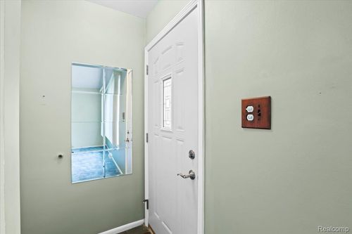 33025 Martin St, Livonia, MI, 48154-4175 | Card Image