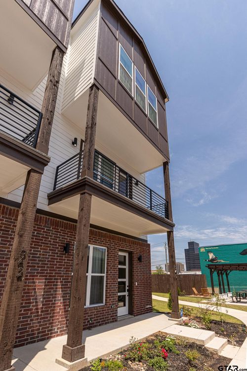 540 W Erwin St, Tyler, TX, 75702-7105 | Card Image