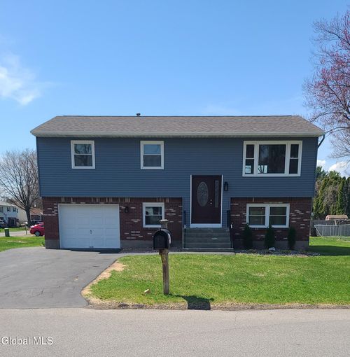 11 Village Park Dr, Colonie, NY, 12205-5043 | Card Image