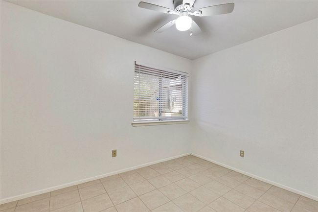 Unfurnished room with ceiling fan and baseboards | Image 19