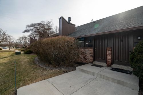 5190 Woodbridge Ln S, Greenfield, WI, 53221-3230 | Card Image