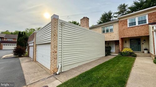 732 Hunter Ct Sw, VIENNA, VA, 22180-6242 | Card Image