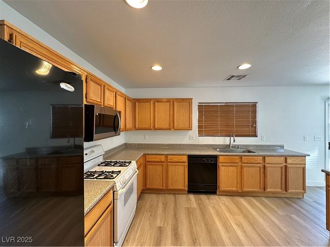 5554 Henshaw Ave, House other with 3 bedrooms, 3 bathrooms and null parking in Las Vegas NV | Image 4