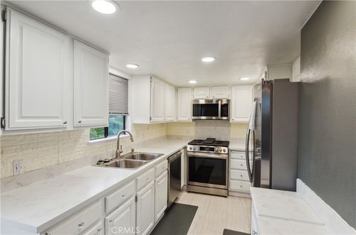 301-8710 Independence Ave, Canoga Park, CA, 91303-2981 | Card Image