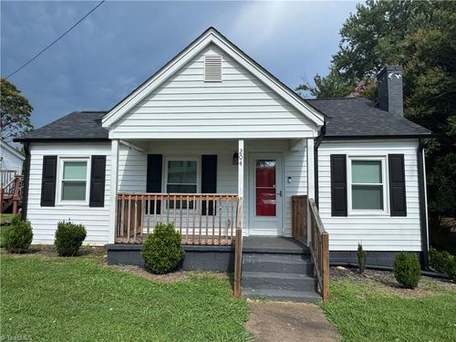 204 Nelson St, Pilot Mountain, NC, 27041-8640 | Card Image