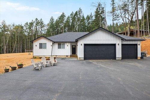 425 Bonnie Ln, Grants Pass, OR, 97527-7618 | Card Image