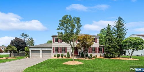 86 S Colonial Dr, Harrington Park, NJ, 07640-1065 | Card Image