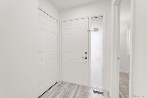 41057 Glenleven Ct, Clinton Township, MI, 48038-5856 | Card Image