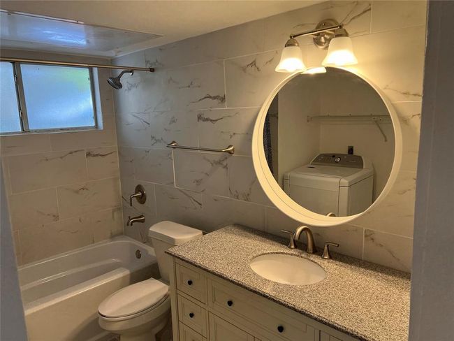 Bathroom w/Window | Image 11