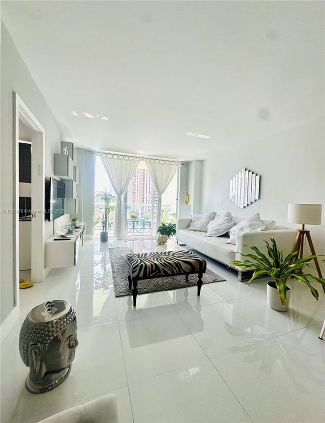 APT-911 - 19390 Collins Ave, Condo with 2 bedrooms, 1 bathrooms and null parking in Sunny Isles Beach FL | Image 9