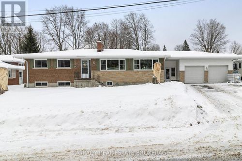 3 Davison Ave, Brockville, ON, K6V3C3 | Card Image
