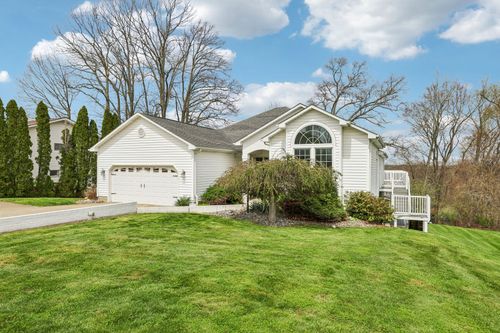 8 Leslie Dr, Edinburg, PA, 16116-2226 | Card Image