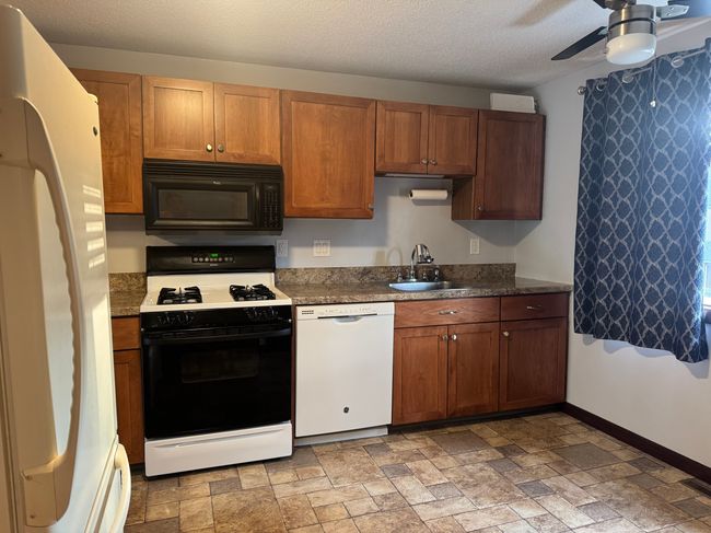 211 - 211 Skyview Dr, Condo with 2 bedrooms, 3 bathrooms and null parking in Cromwell CT | Image 5