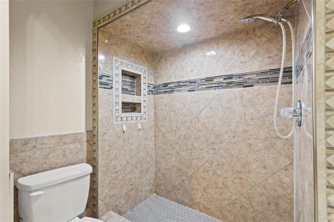 Primary Bathroom | Image 19