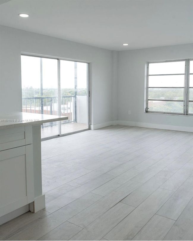 APT-802 - 4174 Inverrary Dr, Condo with 2 bedrooms, 2 bathrooms and null parking in Lauderhill FL | Image 6