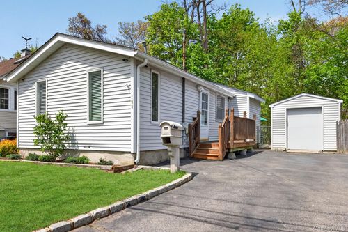109 Eastview Rd, Ronkonkoma, NY, 11779-3074 | Card Image
