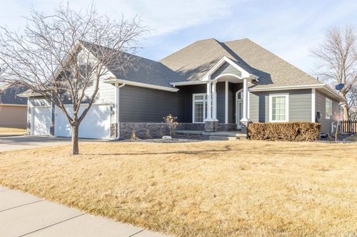 489 Bluestem Trl, Dakota Dunes, SD, 57049-5231 | Card Image