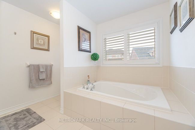 56 Manor Forest Rd, House other with 4 bedrooms, 4 bathrooms and 4 parking in Mount Albert ON | Image 35