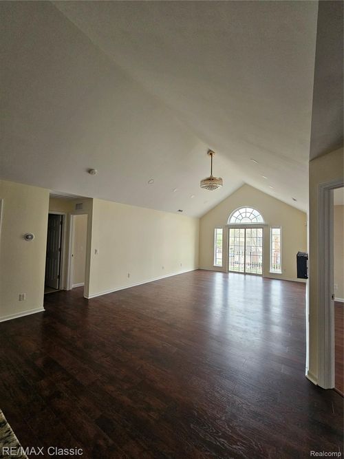 8469 Heywood Cir, Sterling Heights, MI, 48312-3505 | Card Image