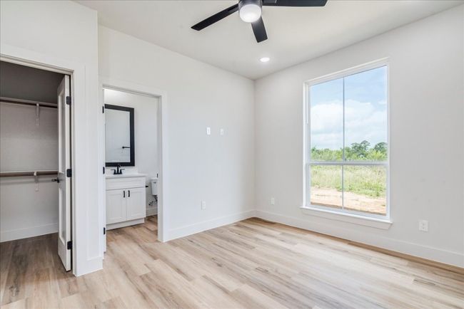 Secondary bedroom with a private bathroom | Image 21