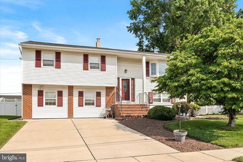 5 Misty Pine Ln, Hamilton, NJ, 08690-2219 | Card Image
