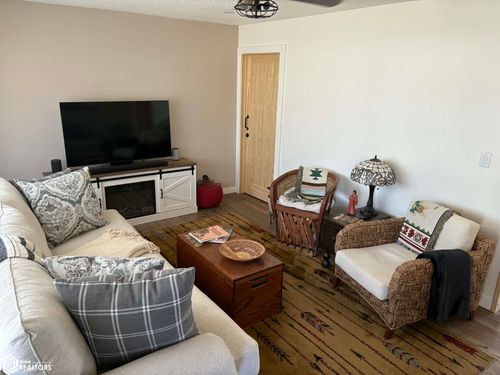 117 W Van Weiss Blvd, West Burlington, IA, 52655-1529 | Card Image