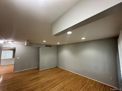 3217 Barton Dr, Sterling Heights, MI, 48310-3616 | Card Image