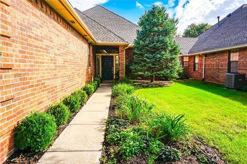 1009 Riviera Dr, Norman, OK, 73072-7624 | Card Image