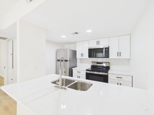 apt-105-2124 Burton Dr, Austin, TX, 78741-4150 | Card Image