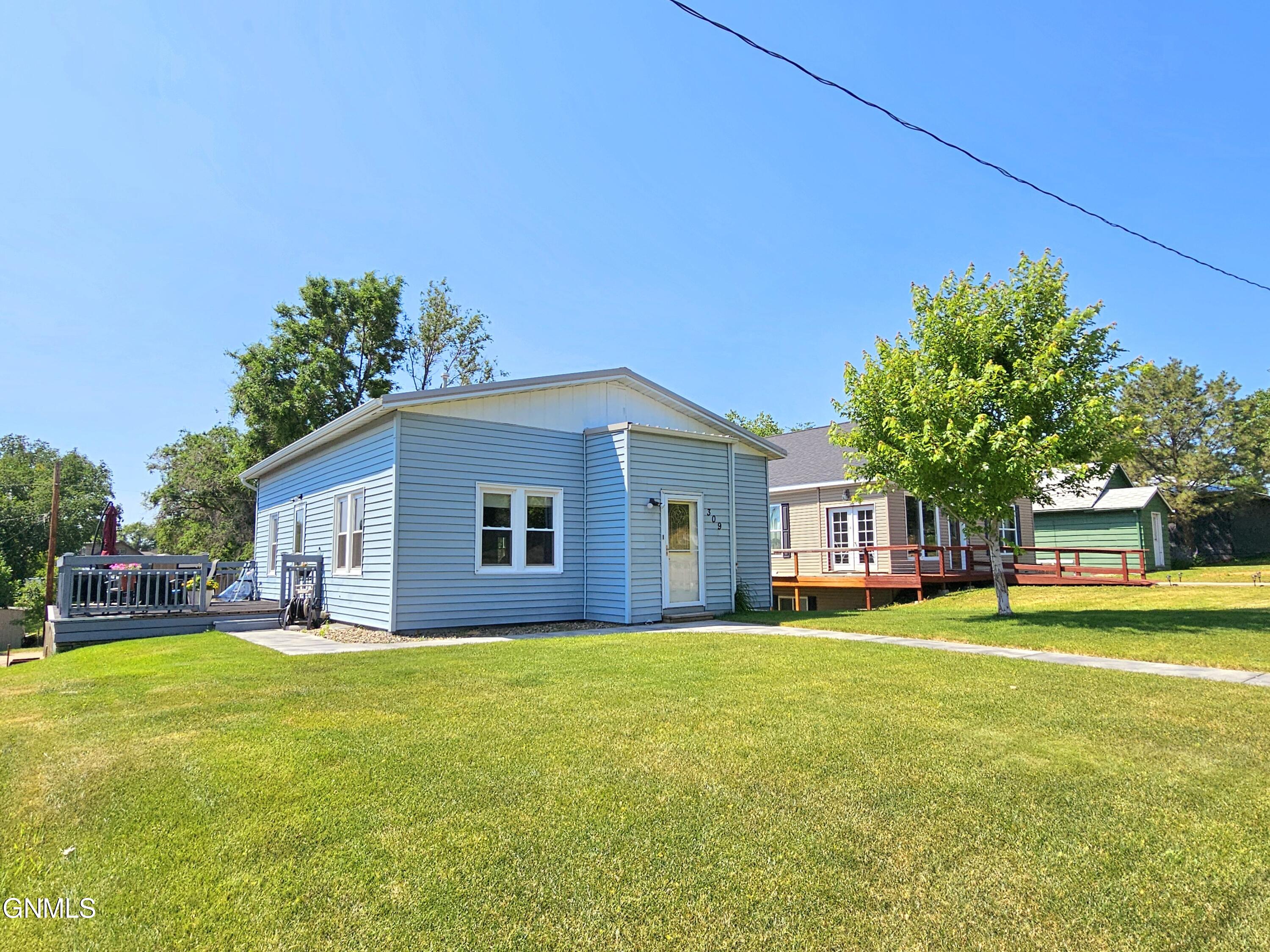 3rd Ave, Watford City, ND 58854