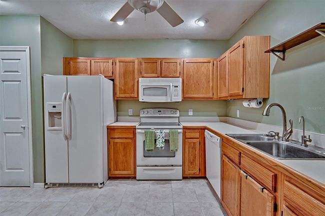 832 42 Nd Ter, Townhouse with 2 bedrooms, 3 bathrooms and null parking in GAINESVILLE FL | Image 6