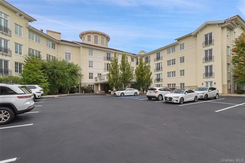 212 Trump Park Park, Yorktown, NY, 10588 | Card Image