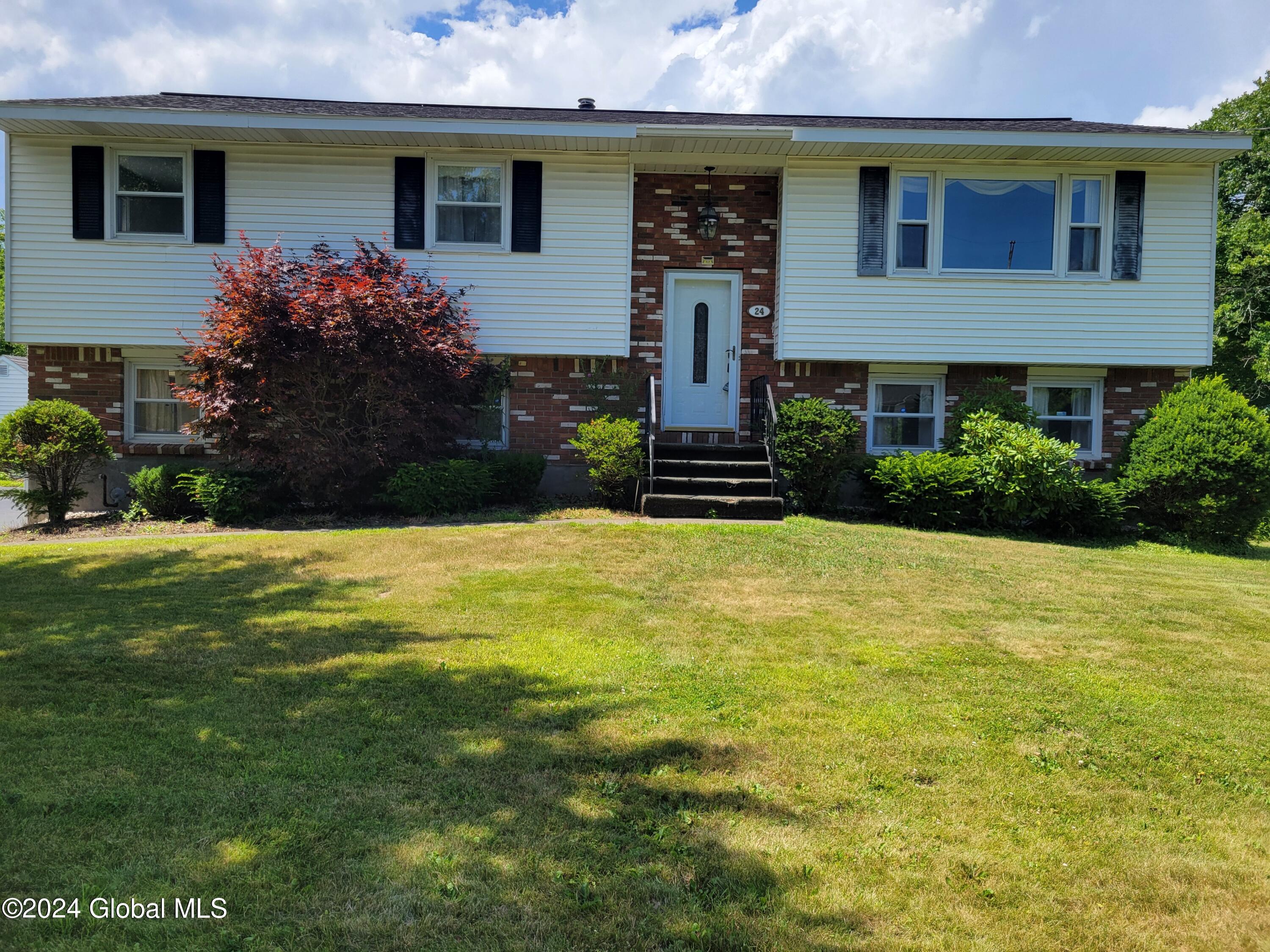 Meadow Ln, Latham, NY 12110