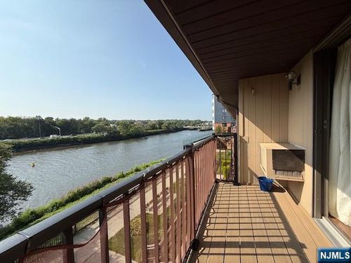 651 Riverside Ave, Lyndhurst, NJ, 07071-3060 | Card Image