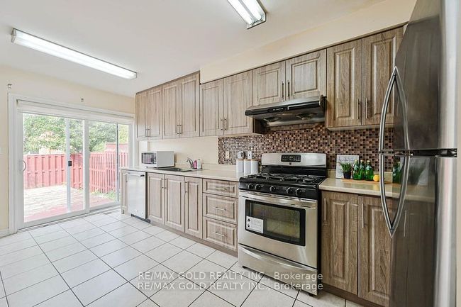 11 Caversham Dr, House attached with 6 bedrooms, 4 bathrooms and 3 parking in Brampton ON | Image 14