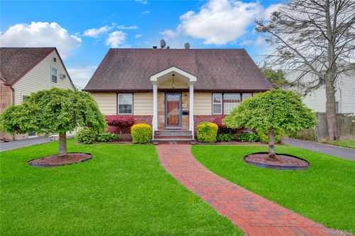 46 Stanwood Rd, New Hyde Park, NY, 11040-3608 | Card Image