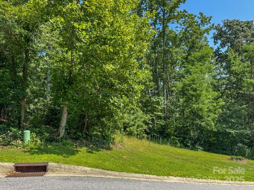 195 Carriage Crest Dr, Hendersonville, NC, 28791-2388 | Card Image