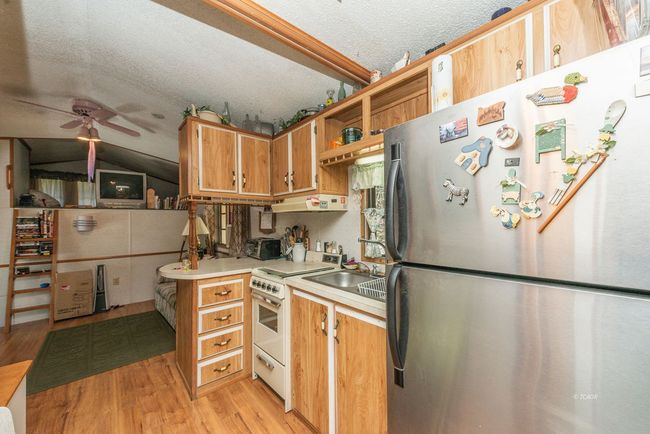 kitchen in manufactured home | Image 30
