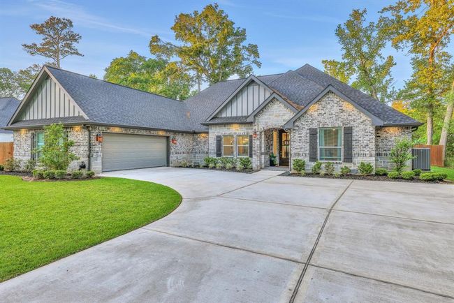 The generous driveway provides plenty of parking, making hosting and daily living a breeze. | Image 7