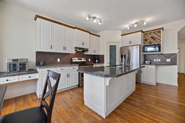 1260 Everridge Drive Sw, Home with 5 bedrooms, 3 bathrooms and 5 parking in Calgary AB | Image 11