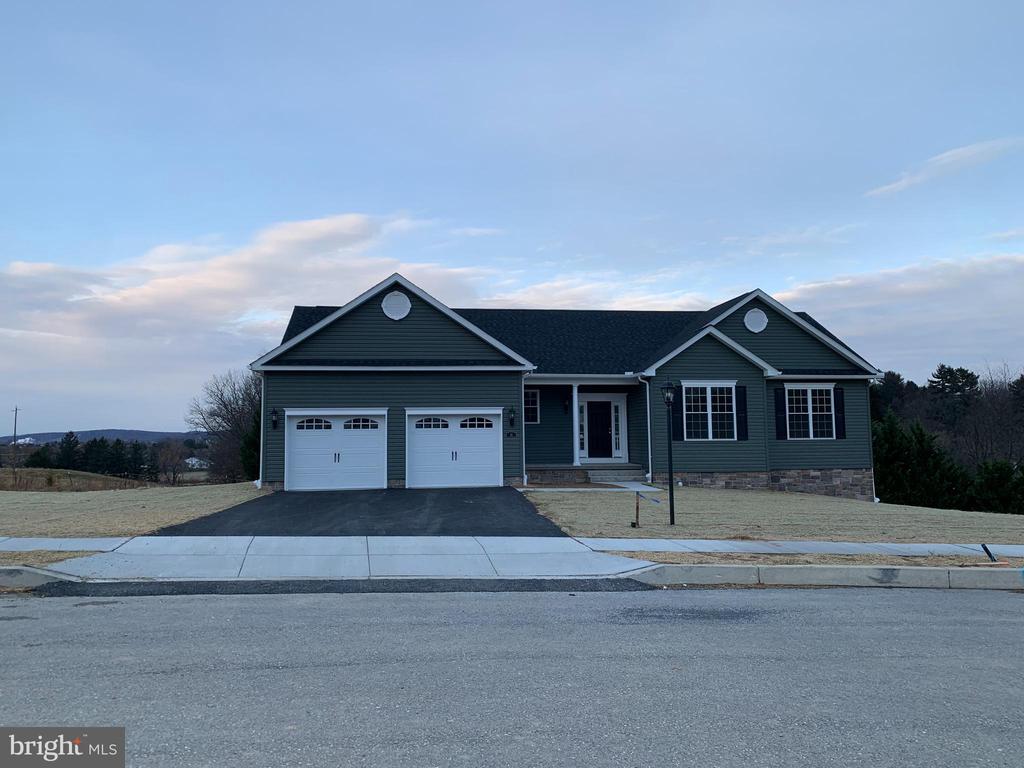 Bright Ln, Hanover, PA 17331