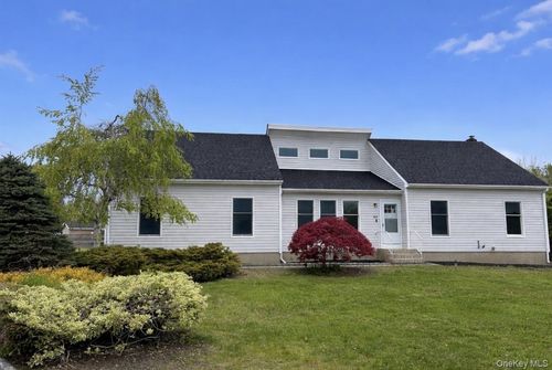 24 Kimberly Ct, Calverton, NY, 11933-1343 | Card Image