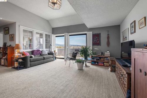 353-1 Embarcadero, Oakland, CA, 94607-4523 | Card Image