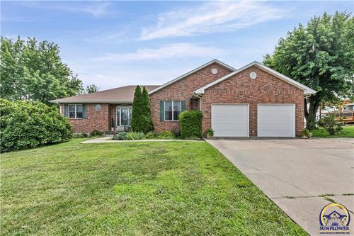 819 Pryor St, Iola, KS, 66749-4002 | Card Image