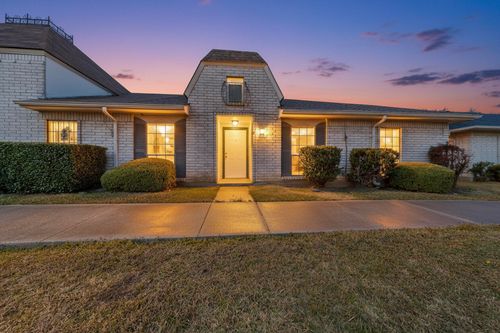 32-8 W Townhouse Ln, Grand Prairie, TX, 75052-6221 | Card Image