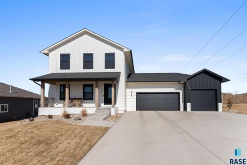 8400 E Willow Leaf St, Sioux Falls, SD, 57110-7664 | Card Image