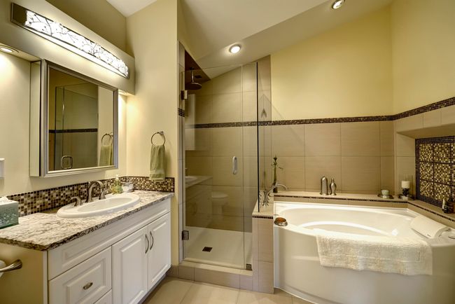 Full bathroom in secondary suite | Image 24